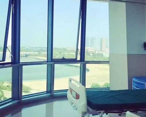 首先，胚胎移植试管婴儿手术费用主要包括两部分：手术费用和术辅助治疗费用